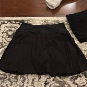 Extra High-Waisted StretchTech Pleated Skort
Color: Black Jack
Size M